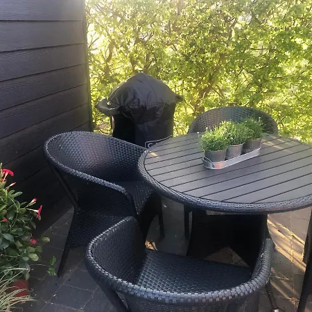 דירה Nyistandsat Hojloftet Kaelderlejlighed Pa 70 M2 I Centrum, Med Plads Til 4 Personer