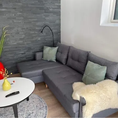 Nyistandsat Hojloftet Kaelderlejlighed Pa 70 M2 I Centrum, Med Plads Til 4 Personer *