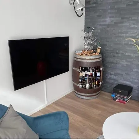Nyistandsat Hojloftet Kaelderlejlighed Pa 70 M2 I Centrum, Med Plads Til 4 Personer Διαμέρισμα Βίμποργκ