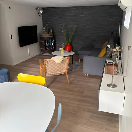 דירה Nyistandsat Hojloftet Kaelderlejlighed Pa 70 M2 I Centrum, Med Plads Til 4 Personer *