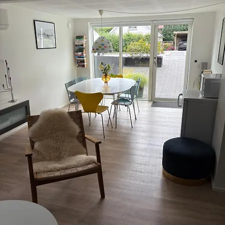 Nyistandsat Hojloftet Kaelderlejlighed Pa 70 M2 I Centrum, Med Plads Til 4 Personer *