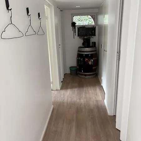 Nyistandsat Hojloftet Kaelderlejlighed Pa 70 M2 I Centrum, Med Plads Til 4 Personer