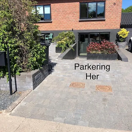 Nyistandsat Hojloftet Kaelderlejlighed Pa 70 M2 I Centrum, Med Plads Til 4 Personer דירה *