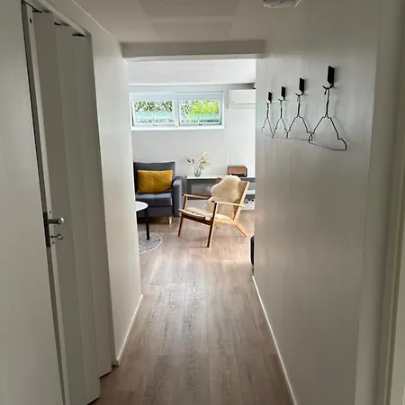 דירה Nyistandsat Hojloftet Kaelderlejlighed Pa 70 M2 I Centrum, Med Plads Til 4 Personer *