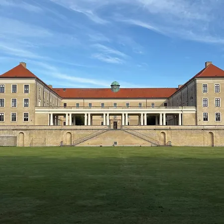 Nyistandsat Hojloftet Kaelderlejlighed Pa 70 M2 I Centrum, Med Plads Til 4 Personer Apartmán Viborg