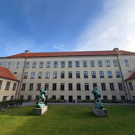 Nyistandsat Hojloftet Kaelderlejlighed Pa 70 M2 I Centrum, Med Plads Til 4 Personer *