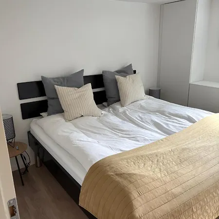 Nyistandsat Hojloftet Kaelderlejlighed Pa 70 M2 I Centrum, Med Plads Til 4 Personer דירה *