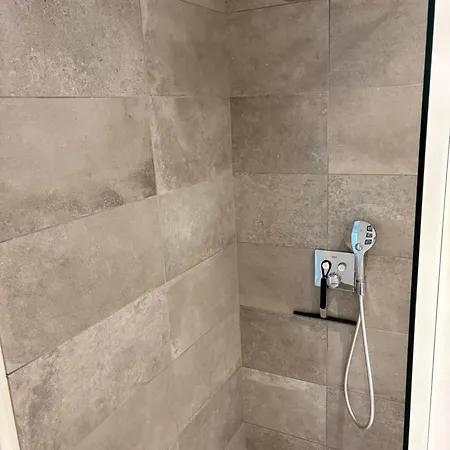 Nyistandsat Hojloftet Kaelderlejlighed Pa 70 M2 I Centrum, Med Plads Til 4 Personer דירה וויבורג