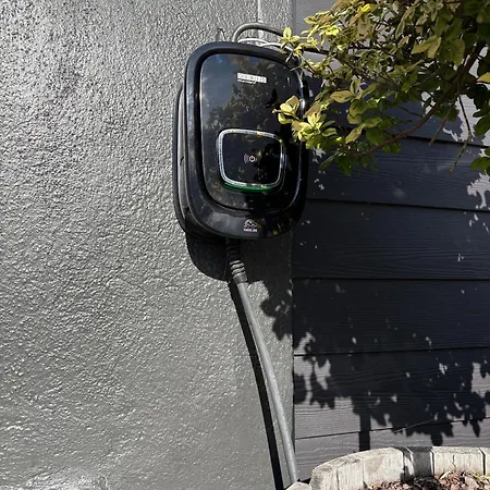 Nyistandsat Hojloftet Kaelderlejlighed Pa 70 M2 I Centrum, Med Plads Til 4 Personer וויבורג